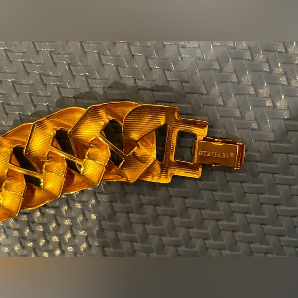 ✨ Vintage Trifari Link Bracelet ✨ - Picture 2 of 2